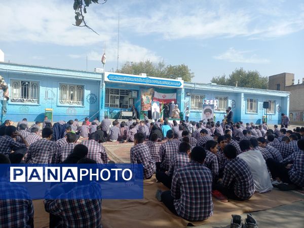 رونمایی از کتاب «روحانی که روحانی نیست» در دبیرستان باقریه