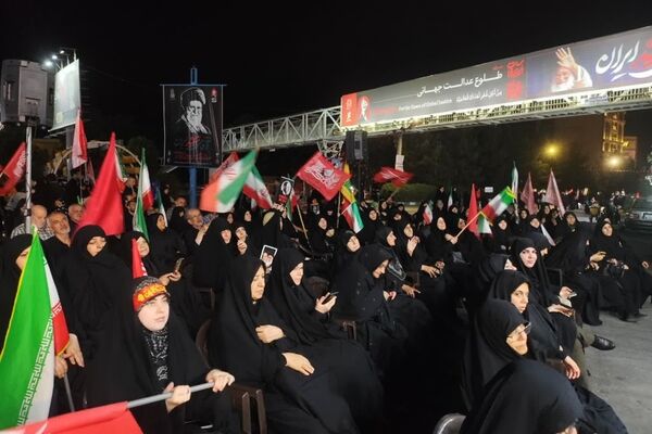 زائران اربعین از تجمع شبانه قم راهی کربلا شدند