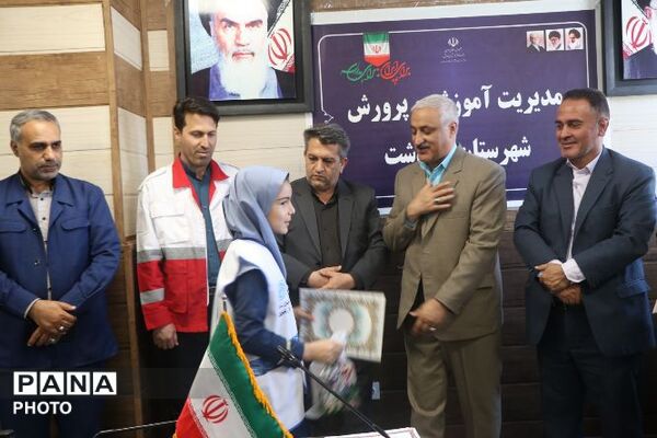 تجلیل از برگزیدگان کشوری پویش‌های «رمضان پویا» و «سفیر سلامت» در پاکدشت