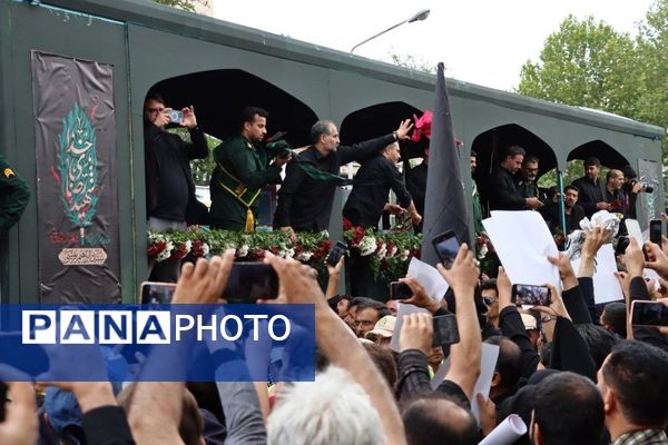 سیل خروشان زائران و مجاوران رضوی در مراسم تشییع پیکر شهدای خدمت