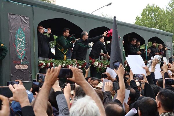 سیل خروشان زائران و مجاوران رضوی در مراسم تشییع پیکر شهدای خدمت