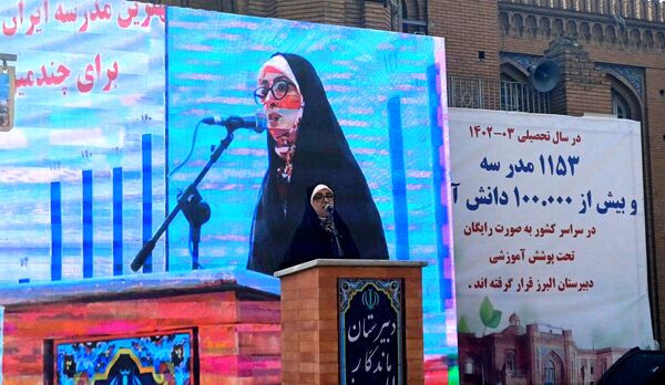 برگزاری جشن یکصدمین سال استقرار دبیرستان ماندگار البرز