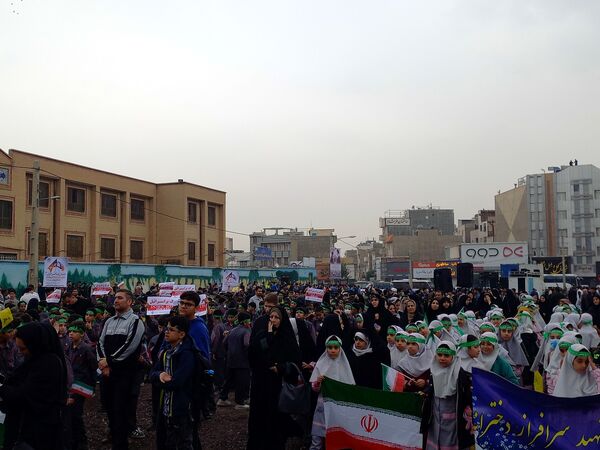 حضور دانش آموزان اسلامشهری در راهپیمایی ۱۳ آبان