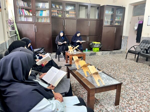 برگزاری ختم قرآن معلمان دبستان المهدی ناحیه 2 کرج به مناسبت سالگرد شهادت شهیدجمهور آیت‌الله رئیسی 