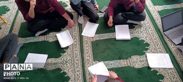 آمادگی دانش آموزان دبیرستان نمونه آیت‌الله خامنه‌ای برای مسابقات شاهنامه خوانی 