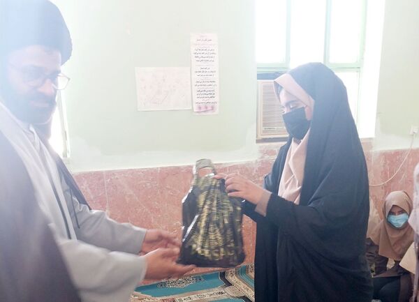 نماز جماعت در آموزشگاه شکوه زاویه فین