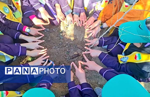  وقتی نهال‌ها هم انقلابی شدند؛ فجر در حیاط مدرسه ام‌البنین