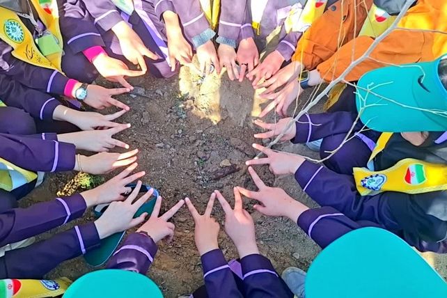  وقتی نهال‌ها هم انقلابی شدند؛ فجر در حیاط مدرسه ام‌البنین