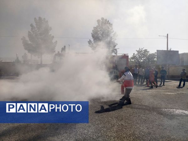 مانور آتش نشانی به مناسبت هفته پدافند غیر عامل در دانشگاه پیام نور کاشمر