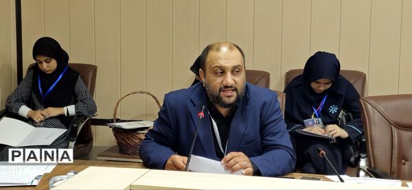 نشست هماهنگی دانش‌آموزان نخبه عکاس استان البرز با موضوعیت پویش «باید برخاست» 