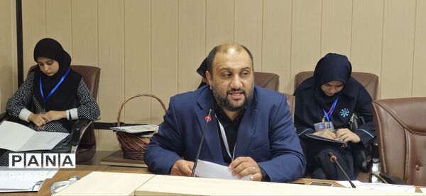 نشست هماهنگی دانش‌آموزان نخبه عکاس استان البرز با موضوعیت پویش «باید برخاست» 