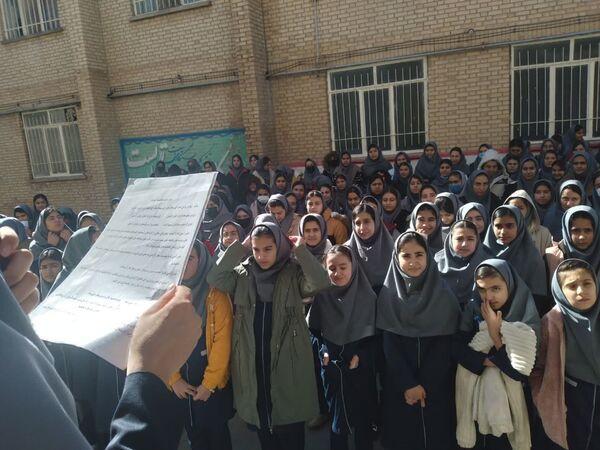آیین نواختن زنگ انقلاب در آموزشگاه نمونه دولتی فدک فاروج