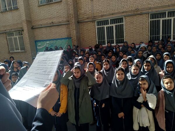 آیین نواختن زنگ انقلاب در آموزشگاه نمونه دولتی فدک فاروج