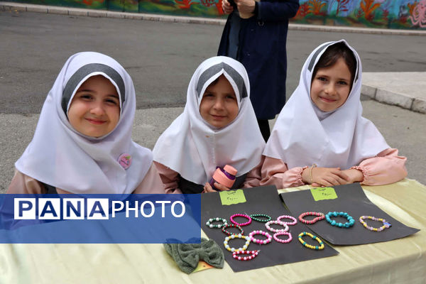 بازدید مدیر آموزش و پرورش اسلامشهر از بازارچه خیریه دبستان شاهد فاطمه زهرا(س)