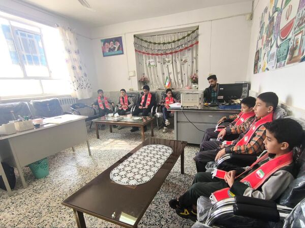 جلسه انجمن اولیا و شورای دانش آموزی در راستای برنامه‌ریزی هفته معلم