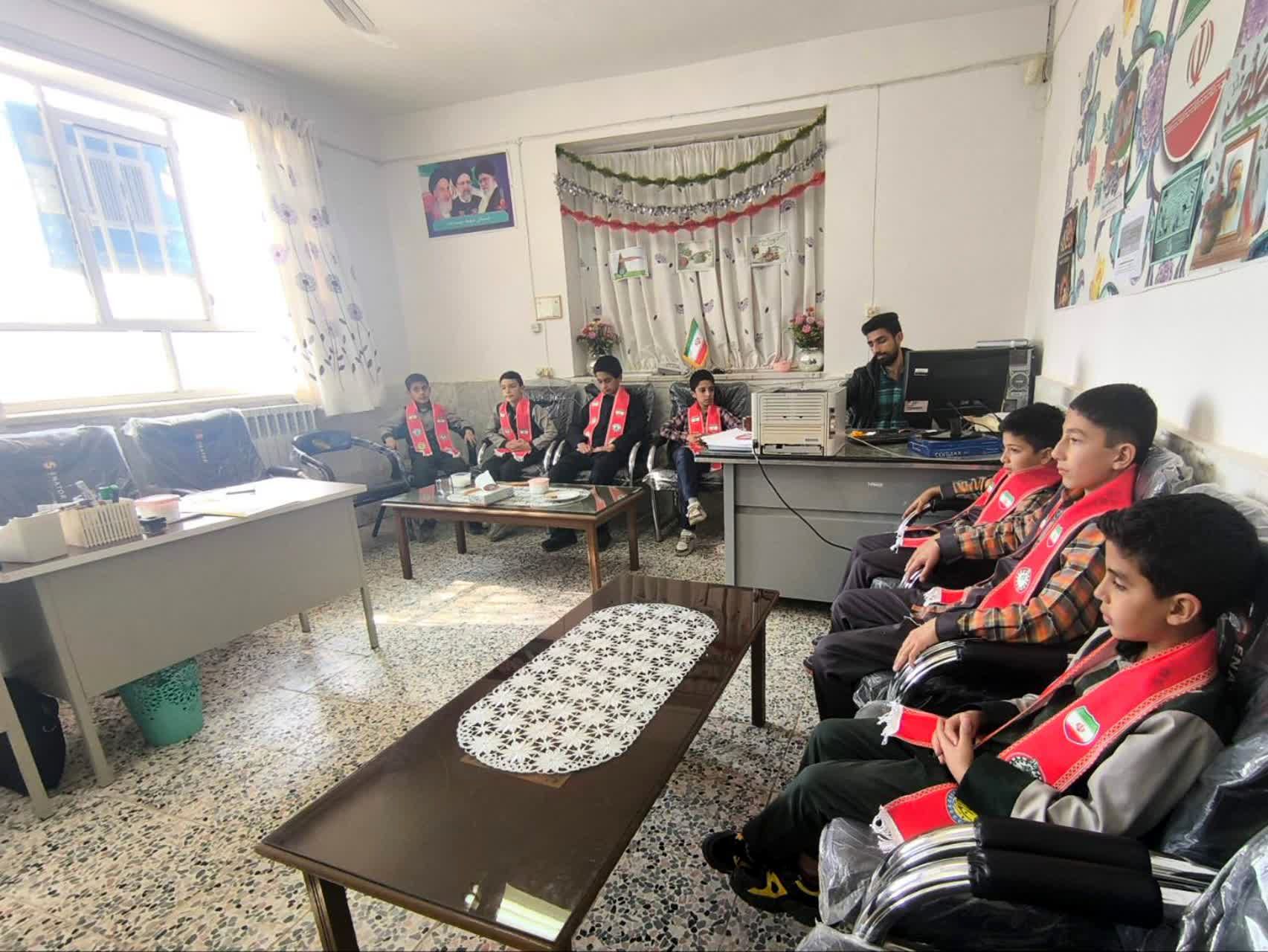 جلسه انجمن اولیا و شورای دانش آموزی در راستای برنامه‌ریزی هفته معلم