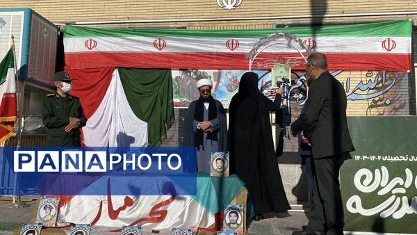 نواخته شدن زنگ انقلاب در دبیرستان نمونه دولتی آمنه(س) 