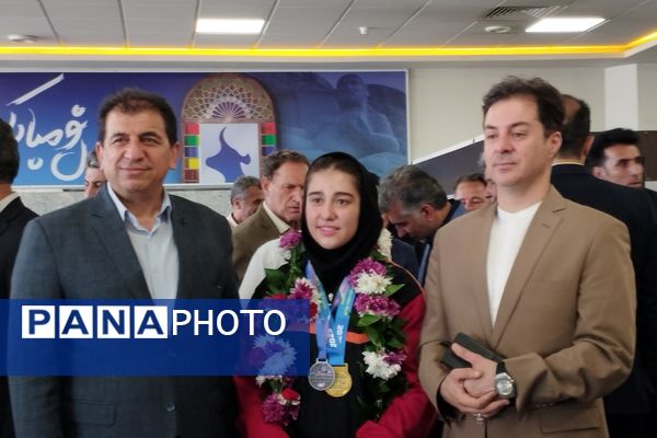 مراسم استقبال از دانش‌آموز مدال آور