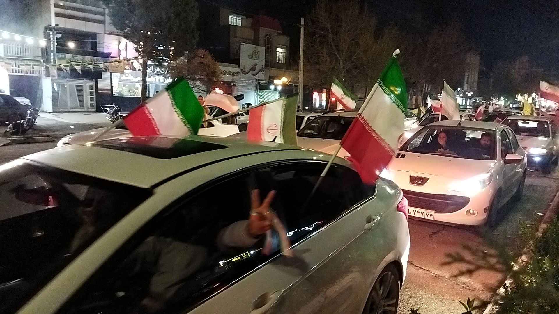 رژه ماشینی عاشقان وطن با خودرو های خود در بلوار فضل نیشابور 