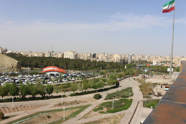 حضور گردشگران روز طبیعت در محوطه باغ‌موزه دفاع مقدس قم