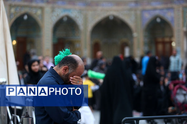 اهتزاز پرچم عزای سیدالشهدا(ع) بر فراز گنبد حرم حضرت معصومه(س)