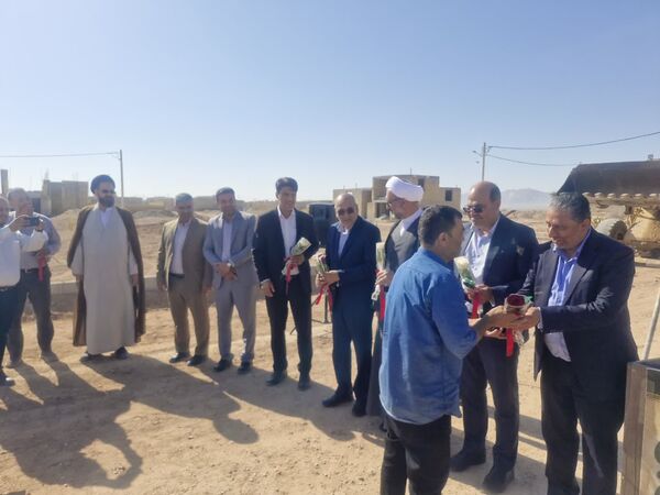 آیین کلنگ زنی پروژه آموزشی ۹ کلاسه هوشمند خیری روستای بهادران مهریز