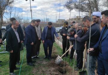 کاشت ۴۰ اصله نهال در اردوگاه دانش‌آموزی سراب