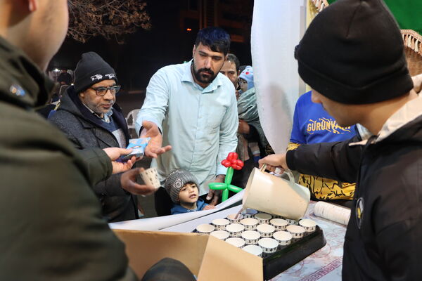 پذیرایی نوجوانان سید مرکز سلاله از منتظران ظهور در ایام فرخنده نیمه شعبان
