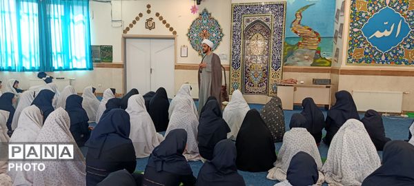 برپایی نماز جماعت با حضور پرشور دانش‌آموزان دبیرستان تیمسار فلاحی ناحیه 1 کرج 