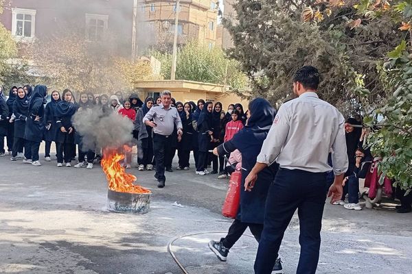 حضور‌ آتش نشانان شهر قدس در دبیرستان فرزانگان