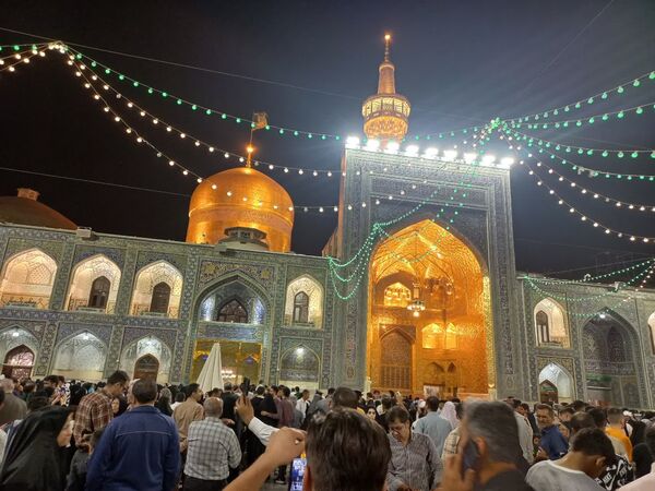سیل عظیم زائران و مجاوران حرم امام رضا (ع) در شب ولادت یازدهمین امام شیعیان