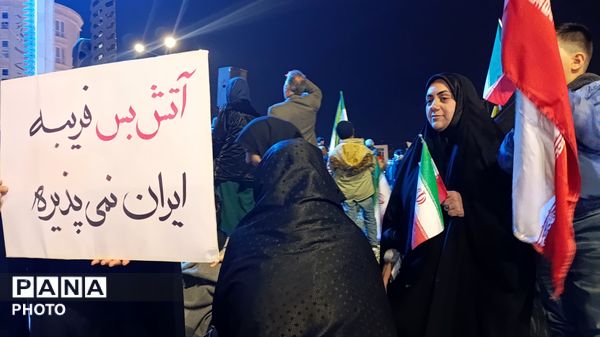 تجمع جوانان‌‌و‌نوجوانان‌در‌بیعت با رهبر انقلاب در نیشابور