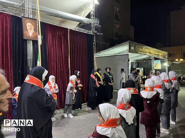 طنین سرود پیشتازان در میادین شهر همصدا با مردم