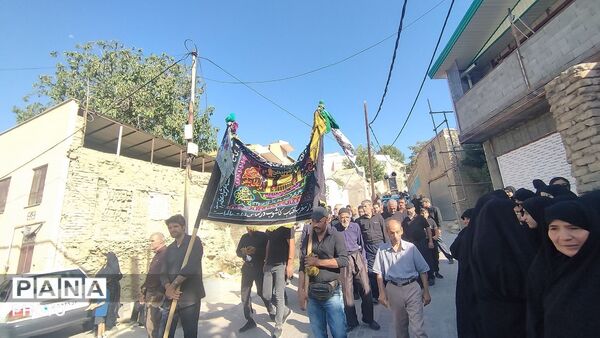 کاروان پیاده روی مردم روستای خاوه و جاماندگان کربلا در روز اربعین حسینی به سمت کربلای ایران 