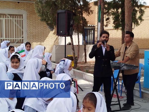 زنگ مهر در دبستان دخترانه سما با حضور مسئولان آموزش و پرورش و دانشگاه آزاد اسلامی کاشمر 