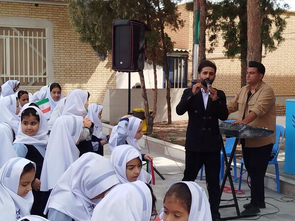 زنگ مهر در دبستان دخترانه سما با حضور مسئولان آموزش و پرورش و دانشگاه آزاد اسلامی کاشمر 