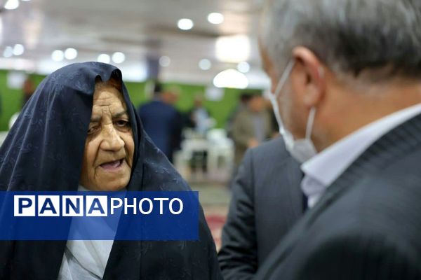 میز خدمت مسئولان در مصلی المهدی بیرجند 