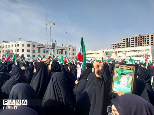 تجمع دانش آموزان و مردم غیور در سوگ رهبر معظم انقلاب در میدان شهدا مشهد مقدس
