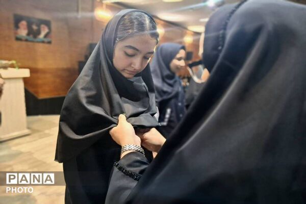 مراسم اعطای نشان سمپاد به دانش آموزان فرزانگان ورامین