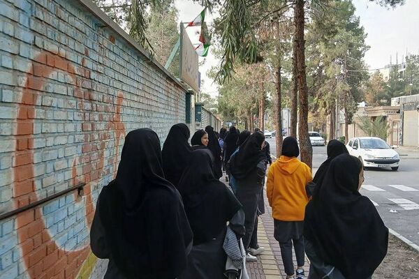 حضور دانش‌آموزان هنرستان حدیث کساء در مقبره الشهدای خاورشهر