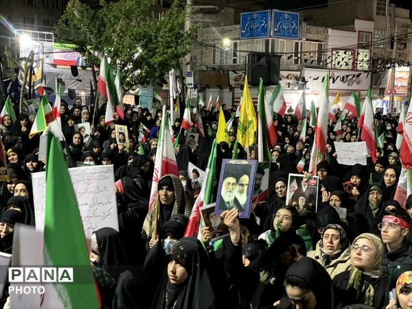 حضور دانش‌آموزان و کودکان فردیسی در راهپیمایی شبانه «جنگ رمضان»
