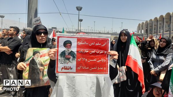 نمایشِ اقتدار در تشییعِ رهبر شهید