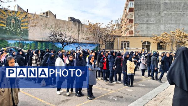 آغاز جشن‌های انقلابی مدرسه توسط پیشتازان 