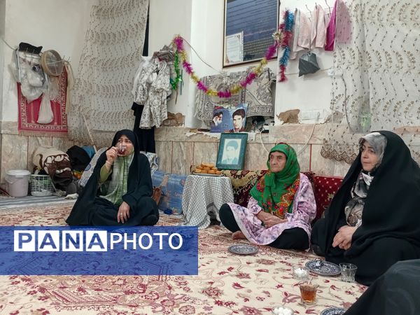 دیدار مسئولین پایگاه کوثر روستای نقاب با مادر شهید غلام زاده