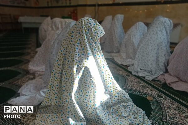 نماز جماعت در مدرسه پرنیان