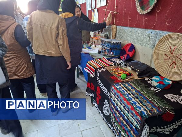 نمایش هنرهای دستی دانش‌آموزان معمولان