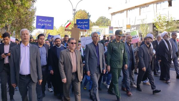 حضور پرشور نوجوانان و خانواده‌ها در سیزده آبان تجدید پیمان با انقلاب
