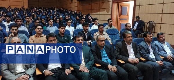 تجلیل از رتبه‌های برتر کنکور در بم