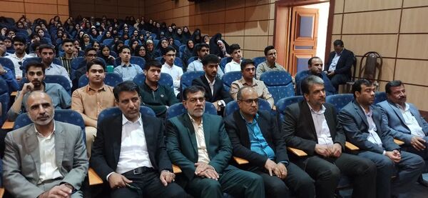 تجلیل از رتبه‌های برتر کنکور در بم