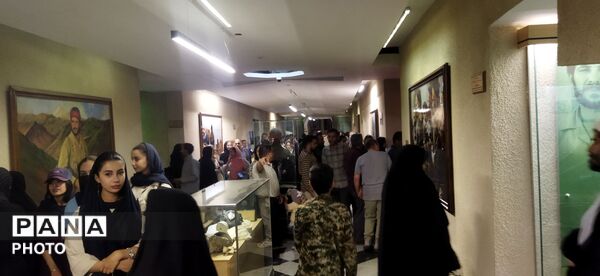 حضور پرشور مردم در موزه دفاع مقدس در روز آزادی خرمشهر؛ اجرای نمایش خیابانی